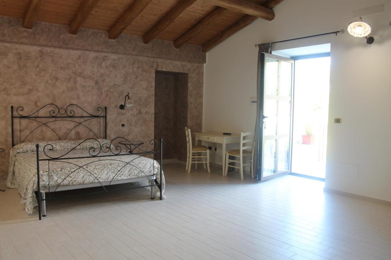 ジョイオーザ・マレーア Antico Casale Bed & Breakfast エクステリア 写真